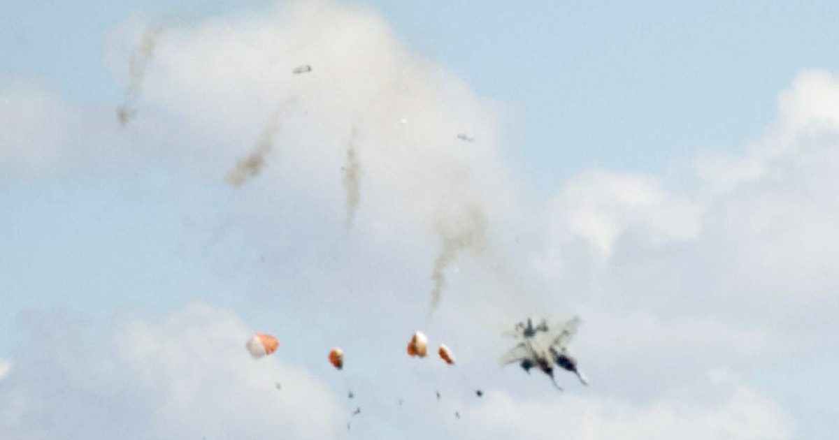 Two Navy EA-18G Growlers Collide Mid-Air at Mountain Home Idaho Air Show; All Four Aviators Eject Safely