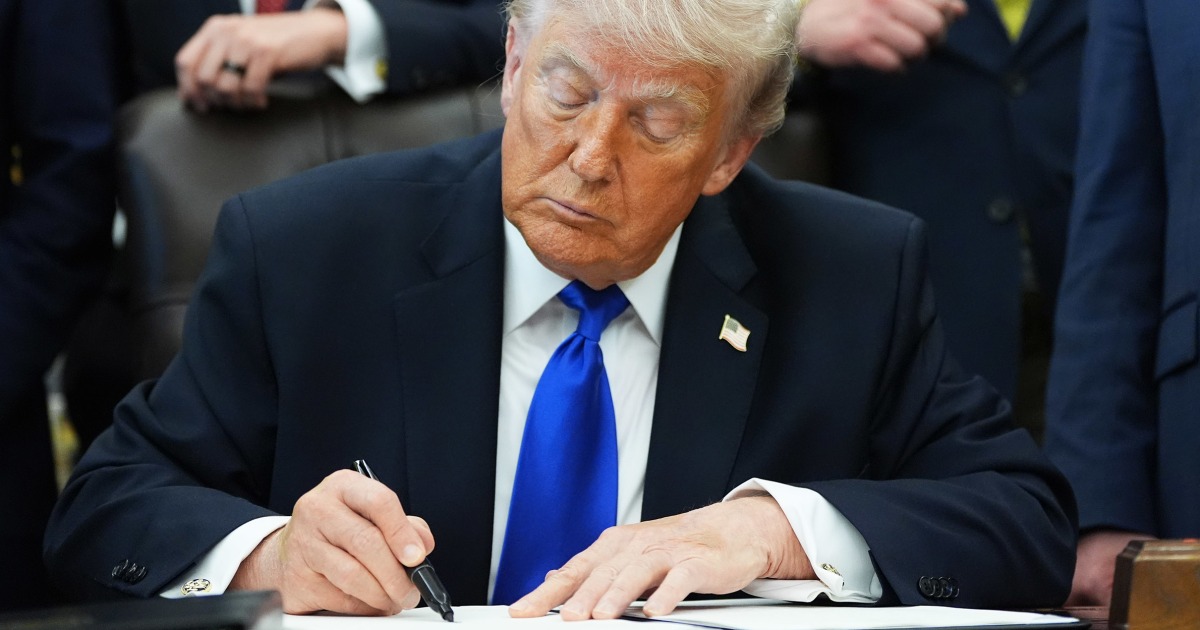 Trump signs order seeking early access to powerful AI models before their release - BERITAJA