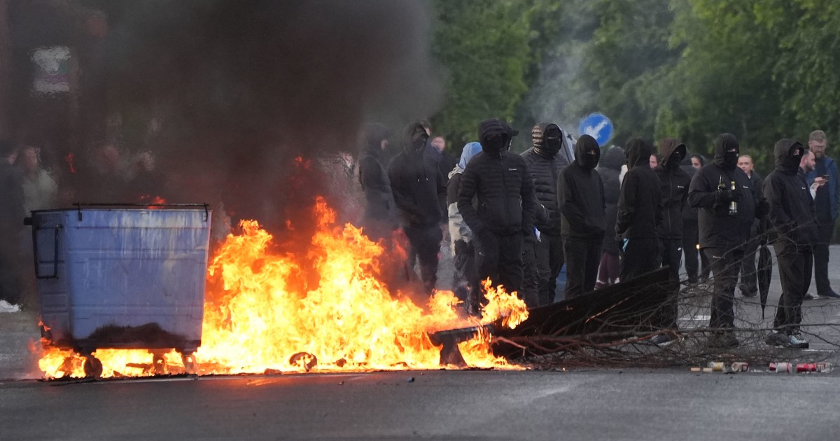 Violentos protestos anti-imigração eclodem em Belfast após ataque com faca