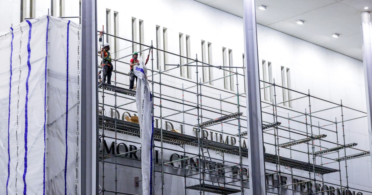 Construction Workers Begin Removing Trump’s Name From The Kennedy Center - Beritaja