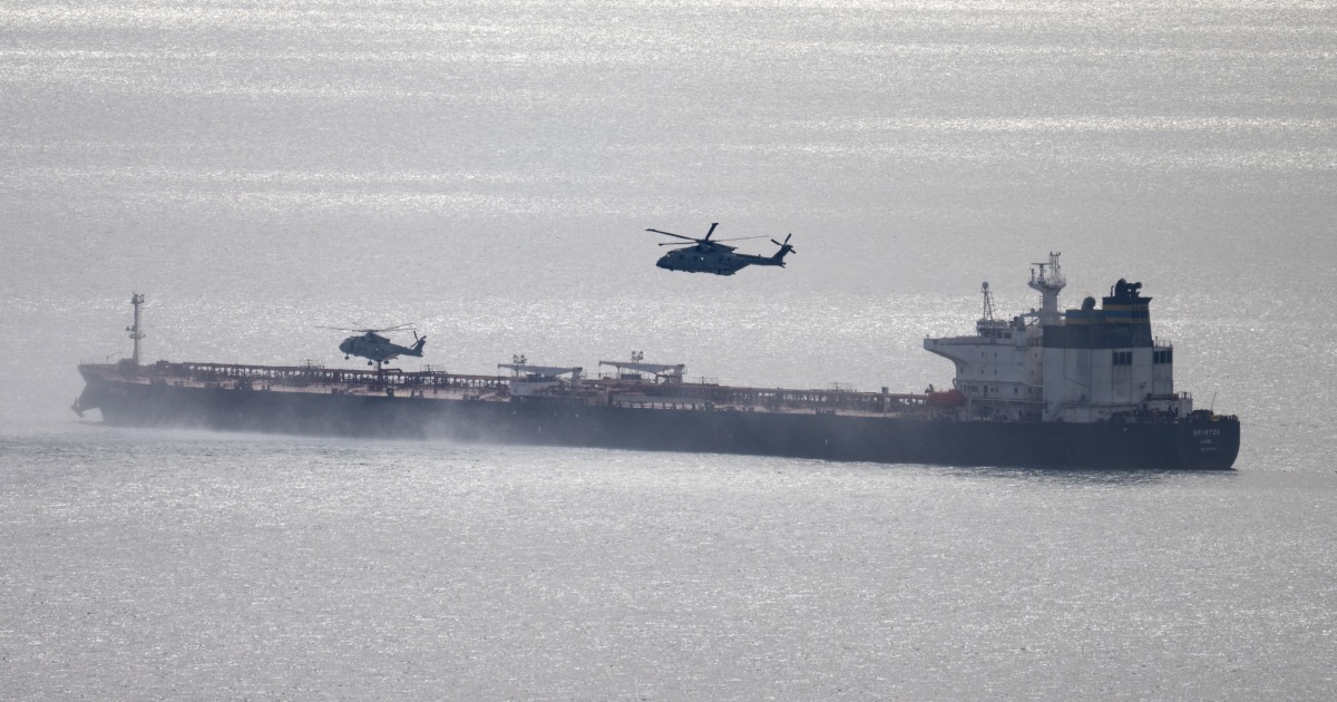 Tropas britânicas interceptam um petroleiro russo da Frota Sombria no Canal da Mancha