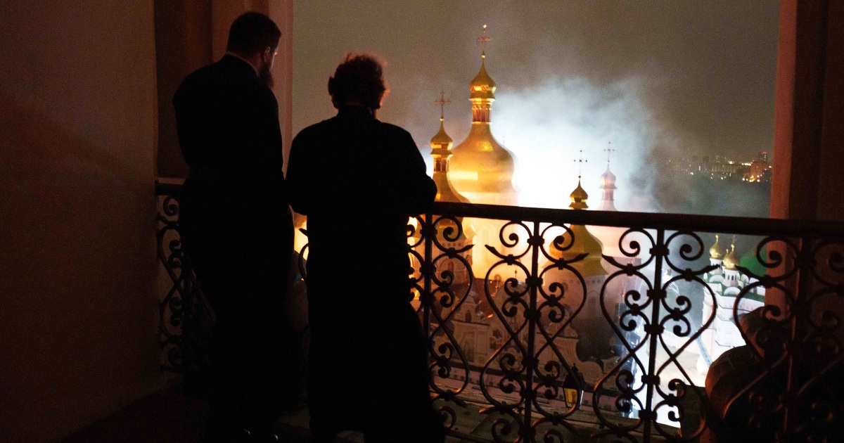 Deadly Russian Attacks Fuel Blaze At Centuries-old Monastery In Kyiv - Beritaja