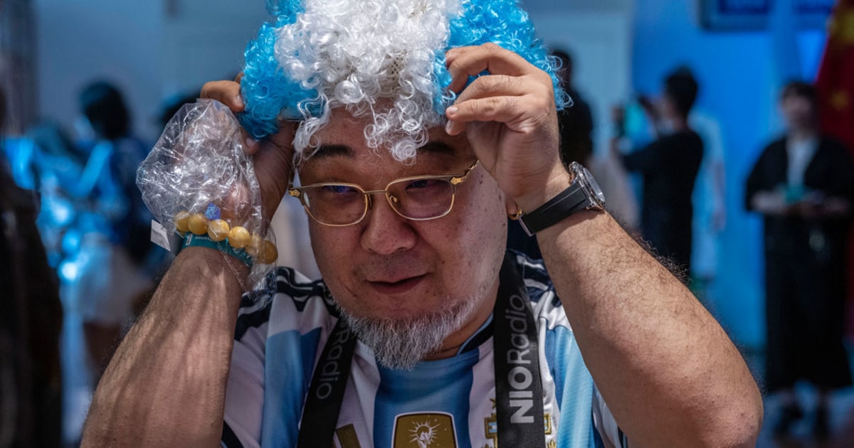 China failed to qualify for the World Cup, so soccer-loving fans are cheering for a referee instead