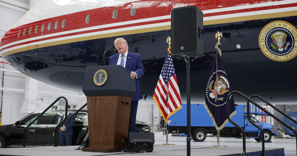 Ο Τραμπ αποκαλύπτει το νέο αεροσκάφος Air Force One που χάρισε το Κατάρ