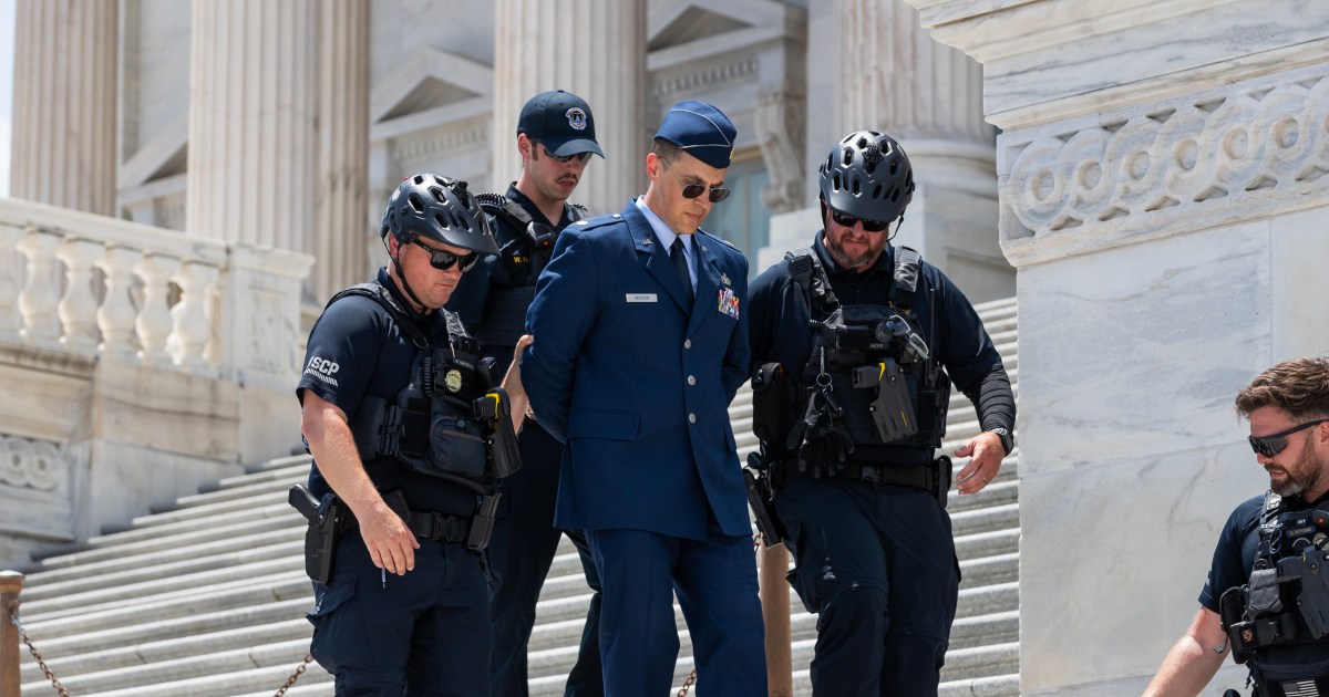 Air Force Officer Arrested At Capitol After Calling For Trump’s Impeachment - Beritaja