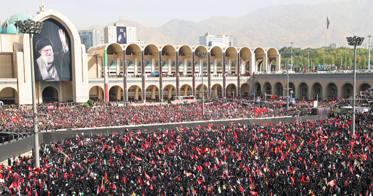 Milhares de pessoas assistem ao funeral do líder supremo, aiatolá Ali Khamenei, em Teerã