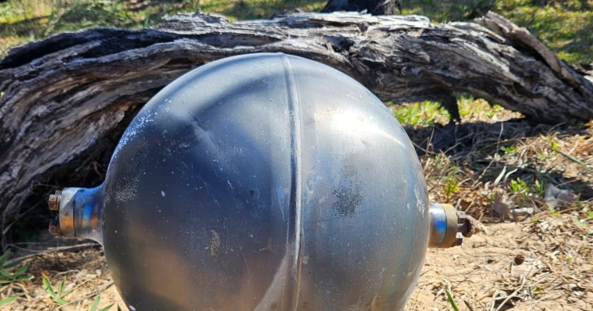 Bola espacial de metal encontrada em praia australiana