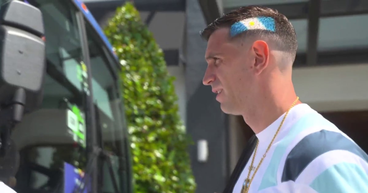 ‘Dibu’ Martínez luce nuevo look para la primera ronda de eliminatorias