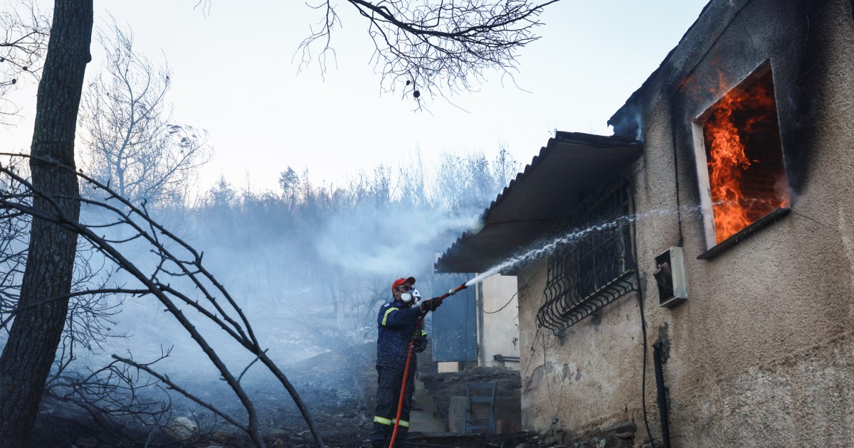 Οι πυροσβέστες δίνουν μάχη με τις τεράστιες πυρκαγιές στο Βέλγιο και την Ελλάδα καθώς 2 νεκροί σε νησί κοντά στην Αθήνα