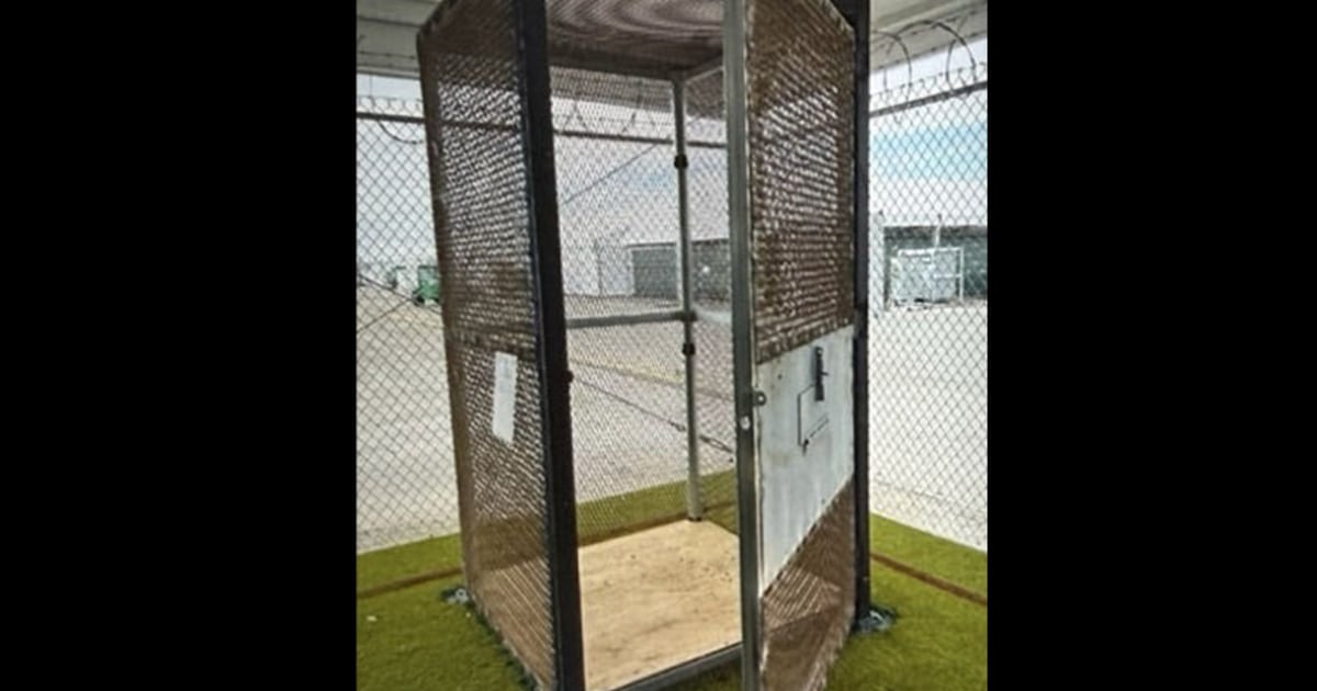 El organismo de control del DHS encuentra inmigrantes retenidos en ‘Alligator Alcatraz’ en jaulas al aire libre del tamaño de cabinas telefónicas