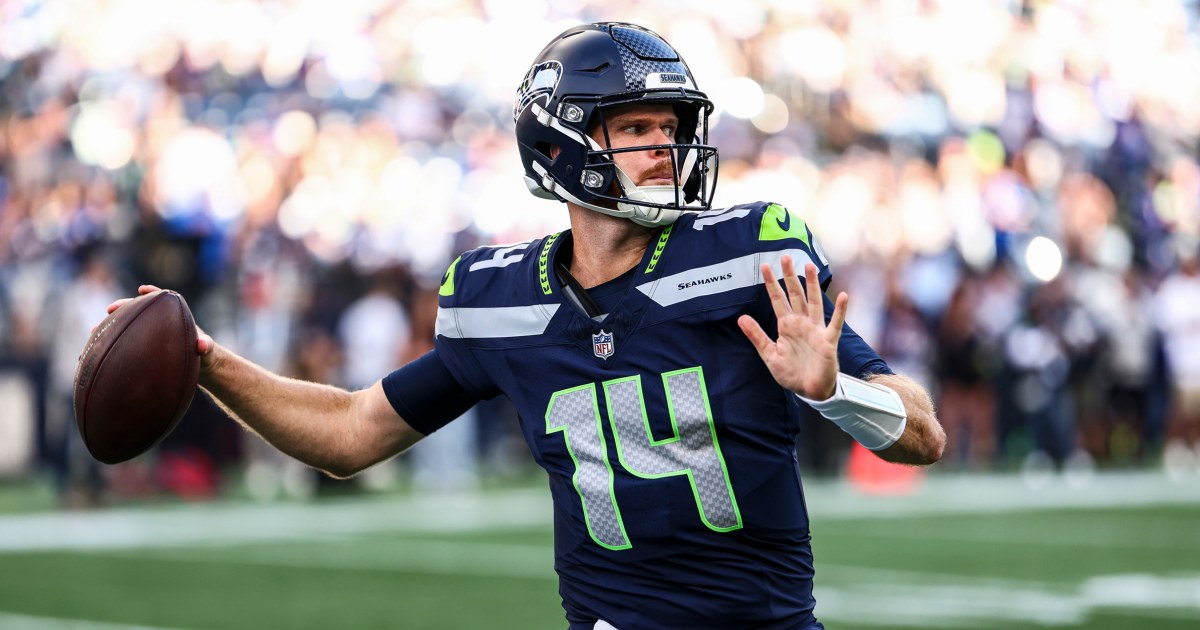 El mariscal de campo de los Seahawks, Sam Darnold, deja el juego con una lesión en la cadera en el primer partido de la NFL