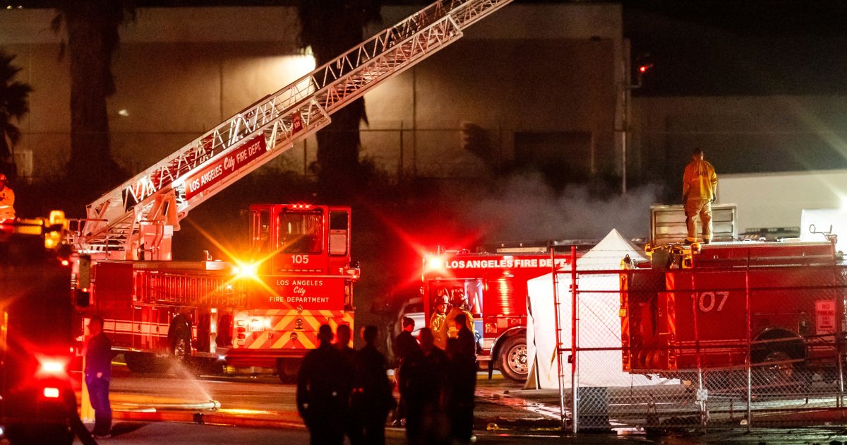 3 muertos después de que un helicóptero se estrellara mientras cubría la fatal colisión de un autobús en Los Ángeles