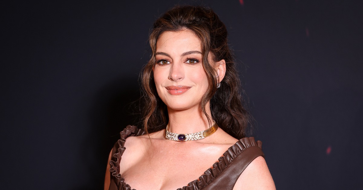 Η Anne Hathaway λέει ότι ο γιατρός προειδοποίησε ότι η συνέντευξη “Hot Ones” θα μπορούσε να προκαλέσει πρόωρο τοκετό
