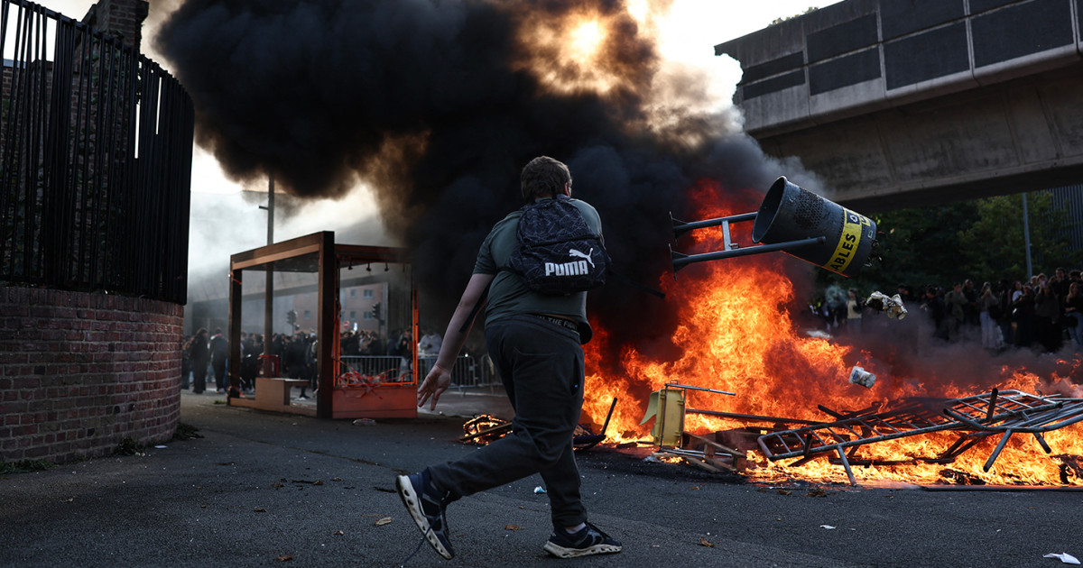 About 400 schools in France are expected to remain closed after student protests over education-related grievances turned violent in some places.