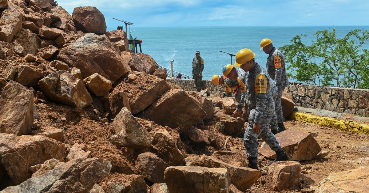 Hurricane Simon pounds resorts and vulnerable towns along Mexico’s Pacific ...