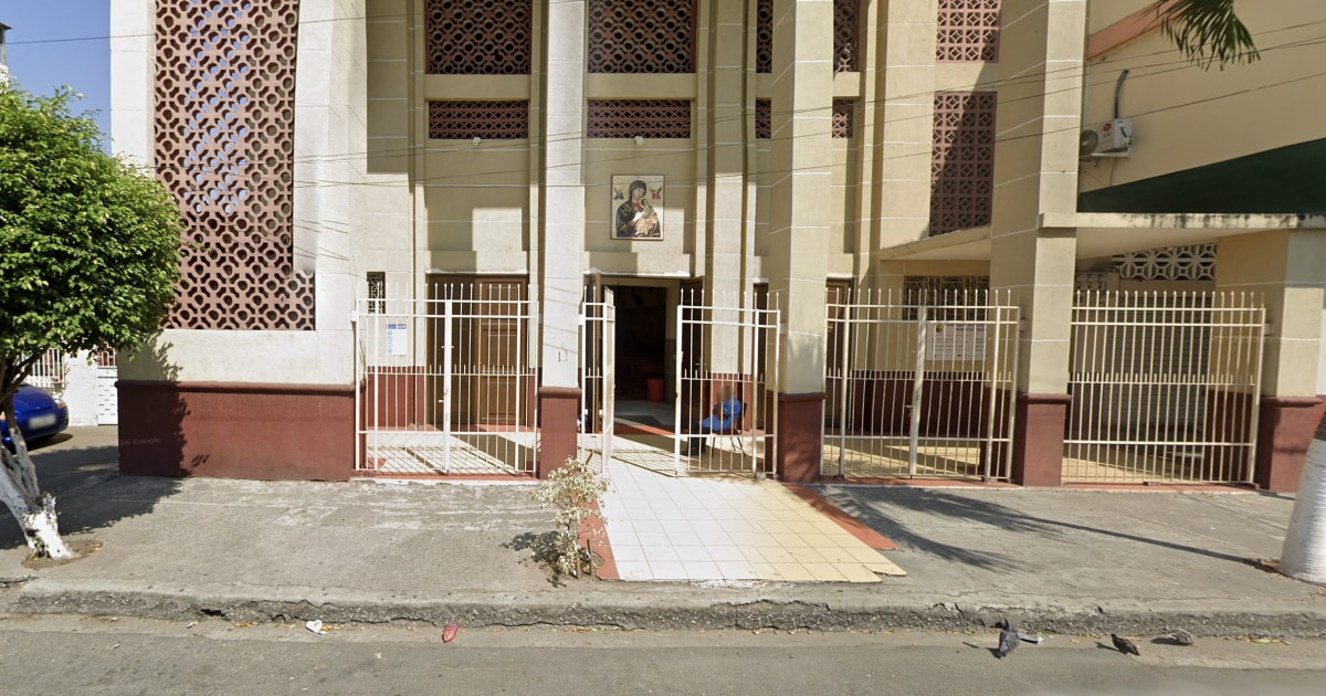 Priest in Ecuador dies after crucifix falls on him during livestreamed Mass - BERITAJA