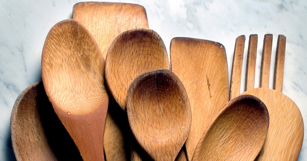 How to clean wooden utensils and avoid getting splinters in your food