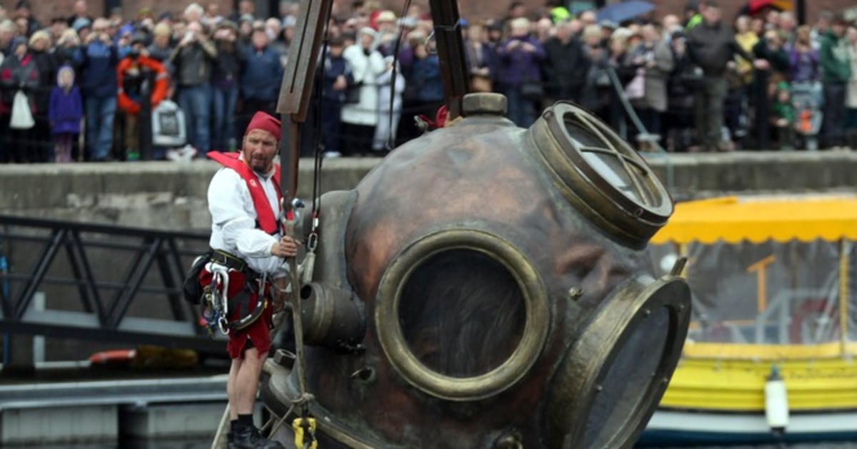 GIANT puppets walk through the streets of Liverpool in search of each other
