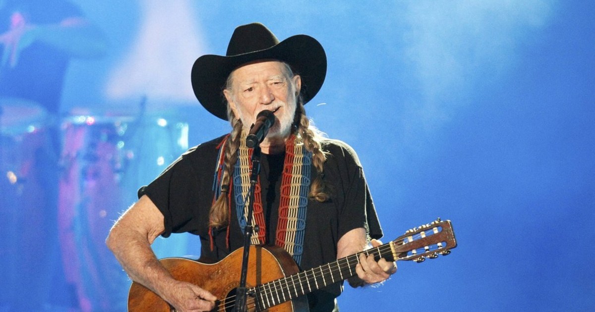 Musician Willie Nelson hospitalized due to breathing problems