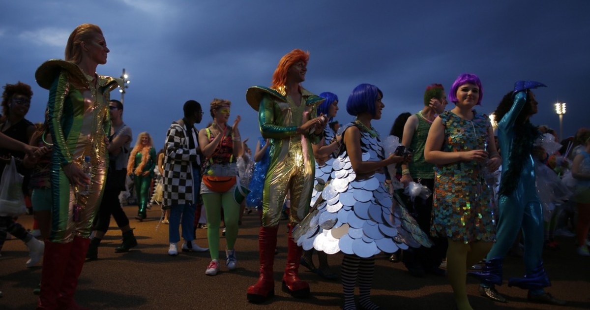 Strange gathering Olympic performers before the start of the opening