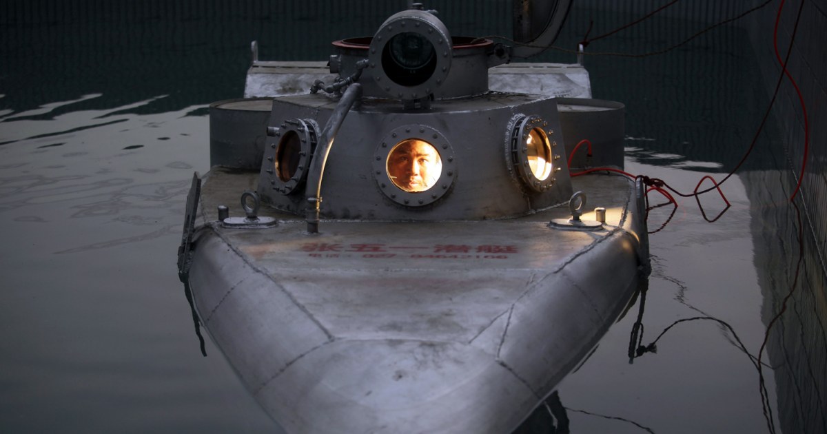 Un submarino que baja treinta metros salió del sótano de un obrero despedido