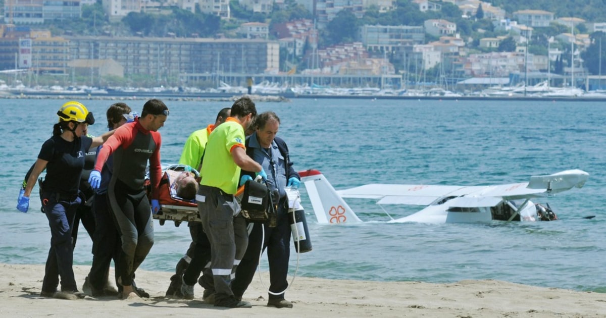Plane crashes in water off Spanish beach