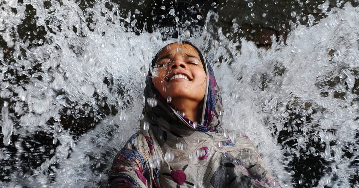 a-splash-of-relief-during-heat-wave-in-pakistan