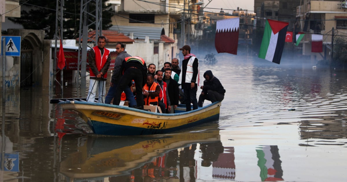 Gaza floods force thousands to flee their homes