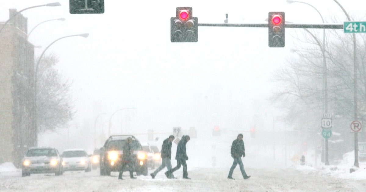 Recordbreaking snowfall suspends travel in Upper Midwest states