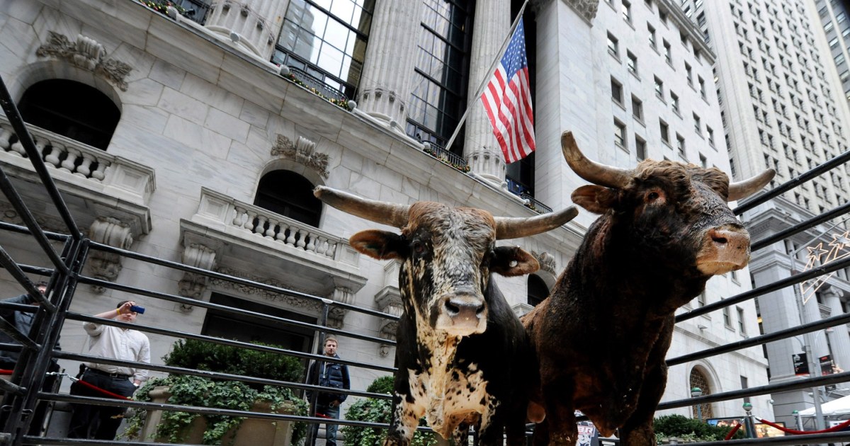 Bulls come out on Wall Street even as stocks stay flat