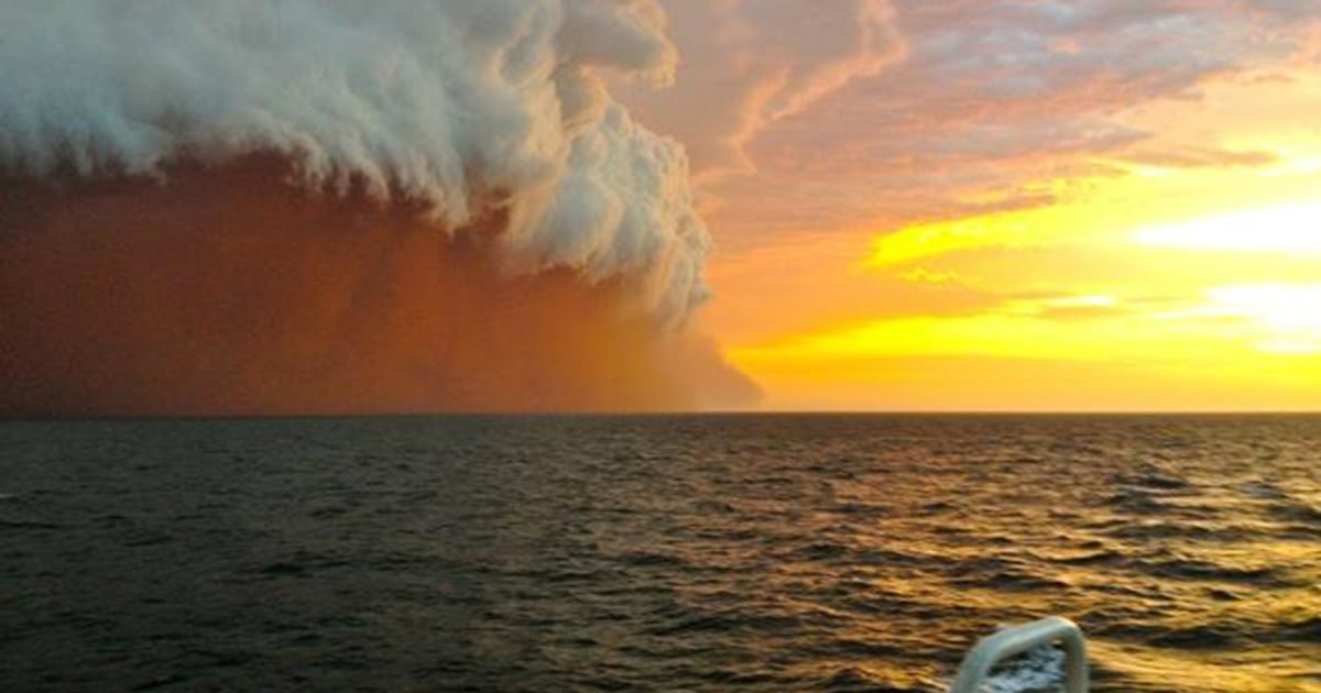 Incredible sight forms when dust storm and rain clouds combine over ...