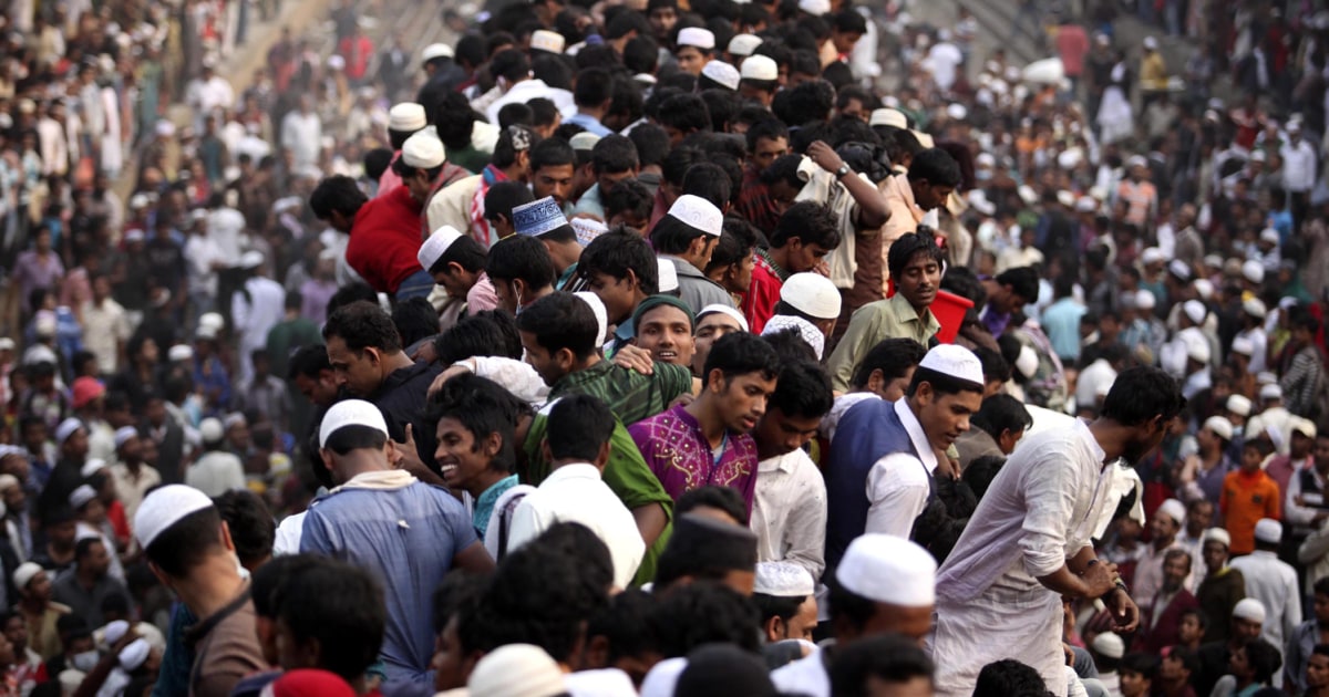 Sea of humanity obscures view of train in Bangladesh