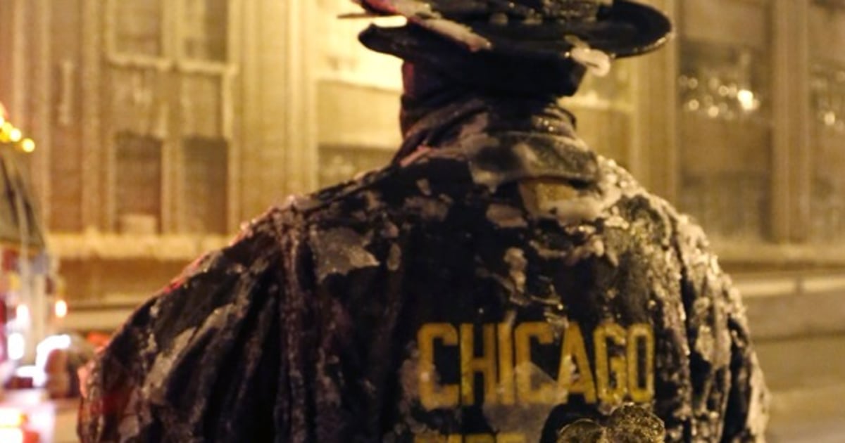 Chicago firefighters battle major blaze in freezing temperatures