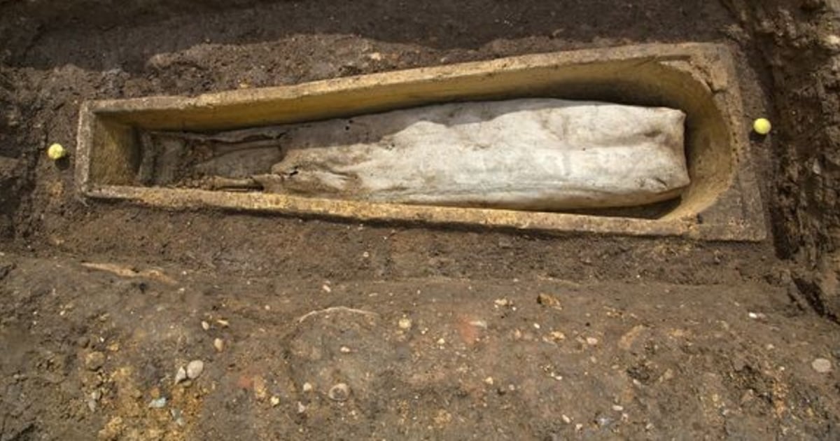 Как выглядит тело через год после смерти Medieval coffin at King Richard III site holds ... another coffin