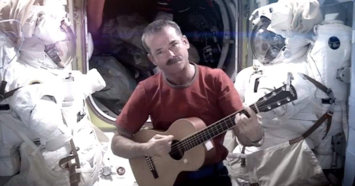Эту песню гагарин пел в космосе. Chris Hadfield Sings.