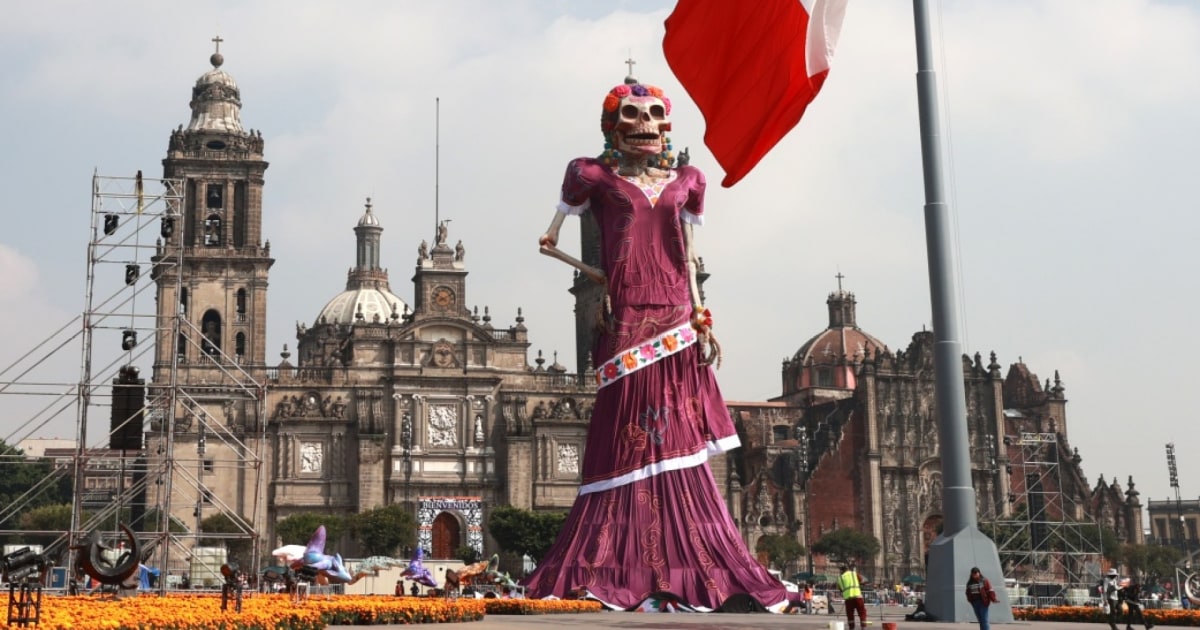 Image accompanying México sorprende con una catrina monumental de 32 metros para celebrar Día de Muertos, from Telemundo