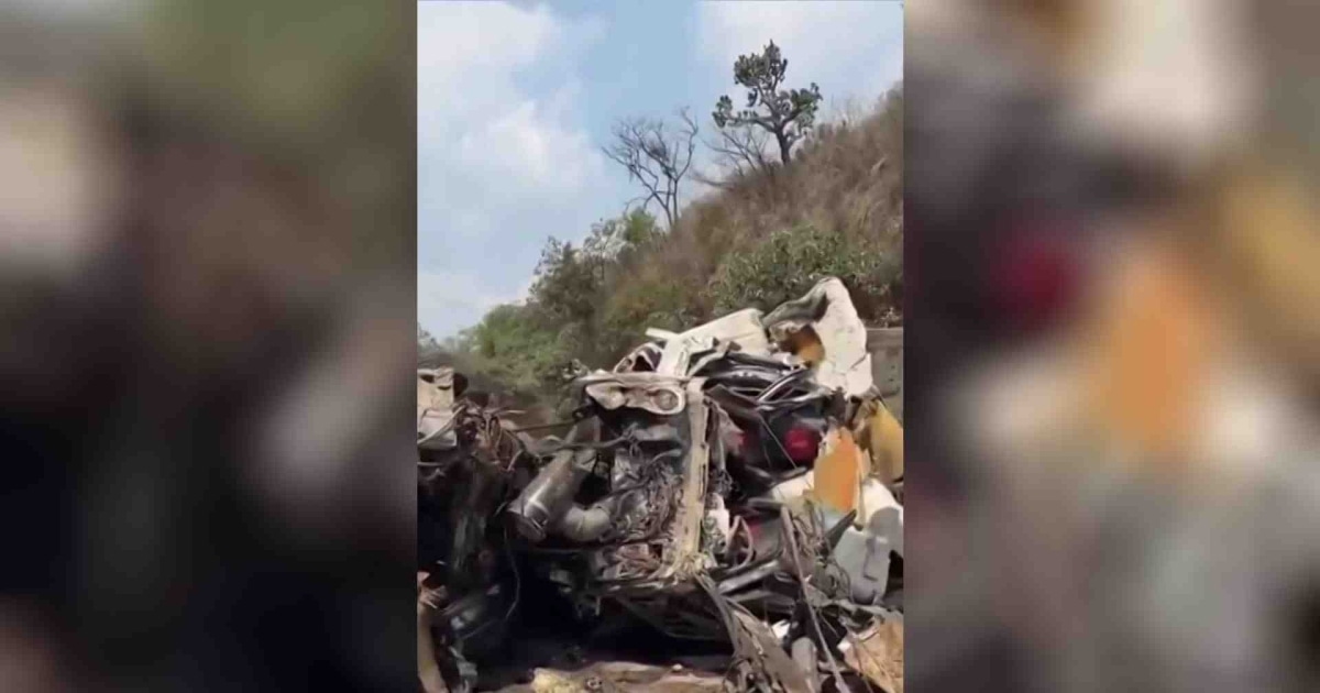 Un camión de carga choca contra un vehículo y deja al menos a cuatro ...