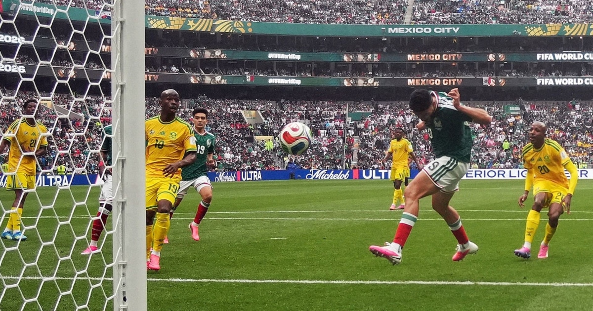 Raúl Jiménez anota el 2-0 con dedicación al cielo