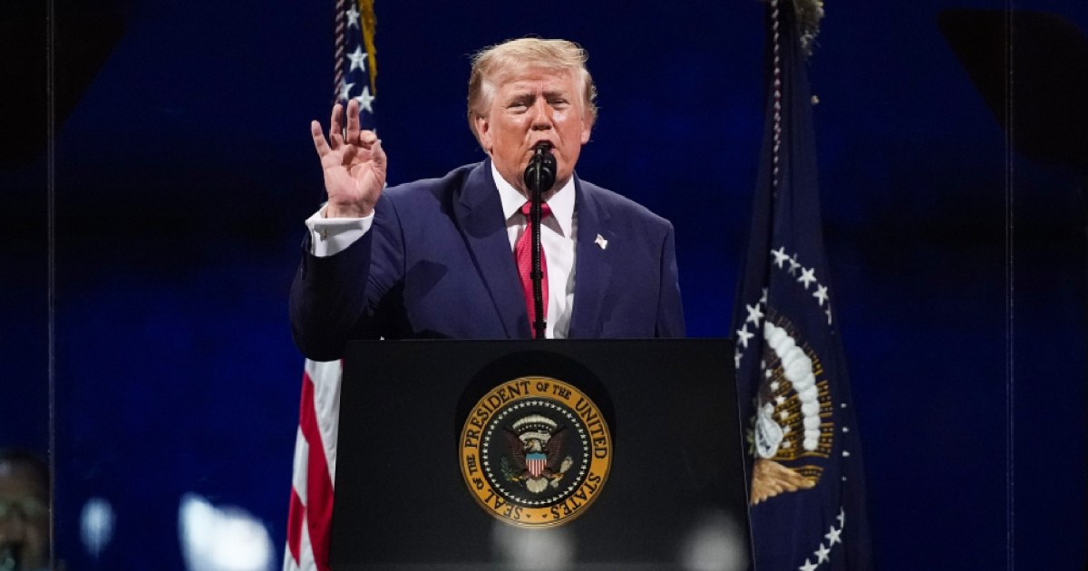 Trump aborda inmigración en español ante aniversario de EE.UU.