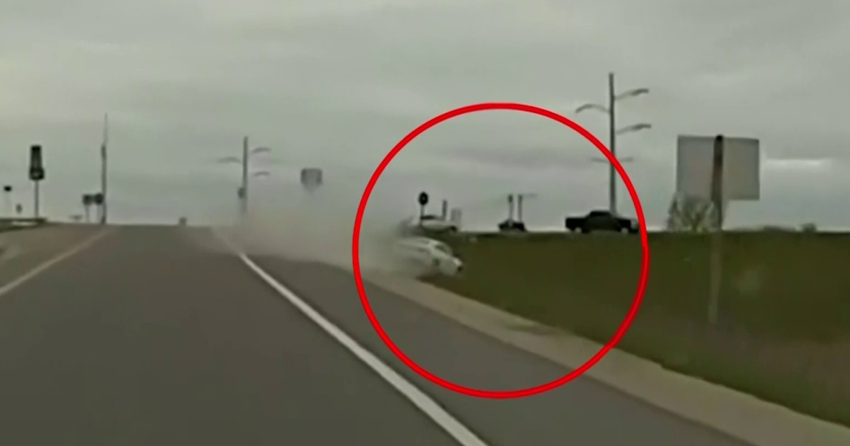 Un conductor huye de la policía y su auto sale volando en medio de un ...