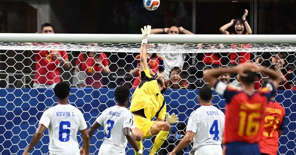 Vozinha Reencarna El Espíritu De Guillermo Ochoa Y Lo Ataja Todo Ante España - Beritaja