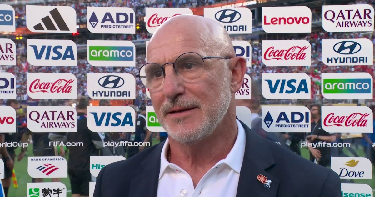 El entrenador de España, Luis de la Fuente, se conmueve por el crecimiento que su equipo ha demostrado para llegar esta victoria mundialista. Imponiéndose al campeón de Qatar 2022, De la Fuente afirma que España tiene un equipo que va por más. (Ảnh: TELEMUNDO.com)