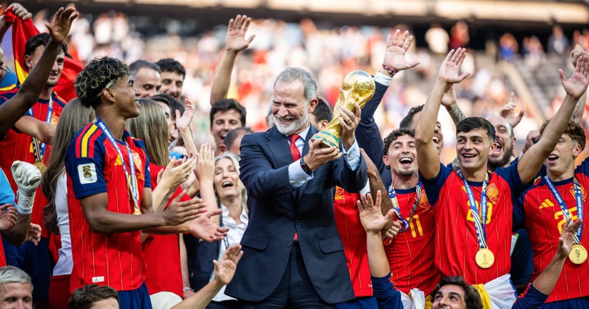 La "Furia Roja" festejó a lo grande tras recibir el trofeo como campeón del mundo, luego de arrebatarle la corona a la "Scaloneta" en una vibrante Final disputada en Nueva York. (Ảnh: TELEMUNDO.com)