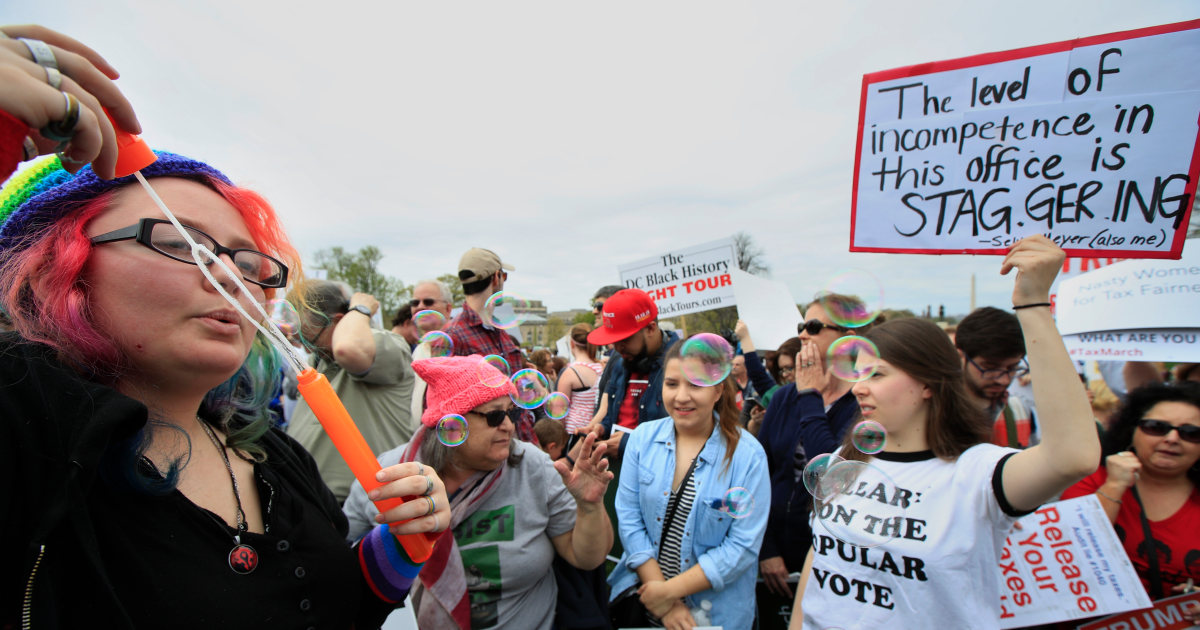 Manifestantes exigen que Trump revele sus impuestos