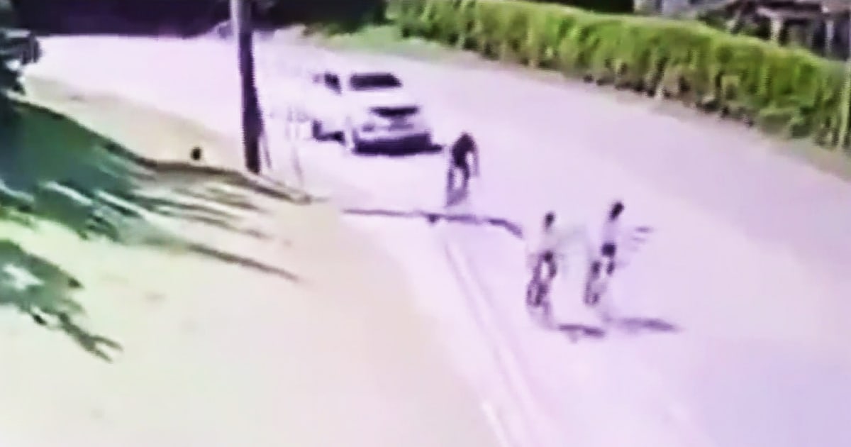 En video: conductor atropella a ciclistas y se da a la fuga en Colombia
