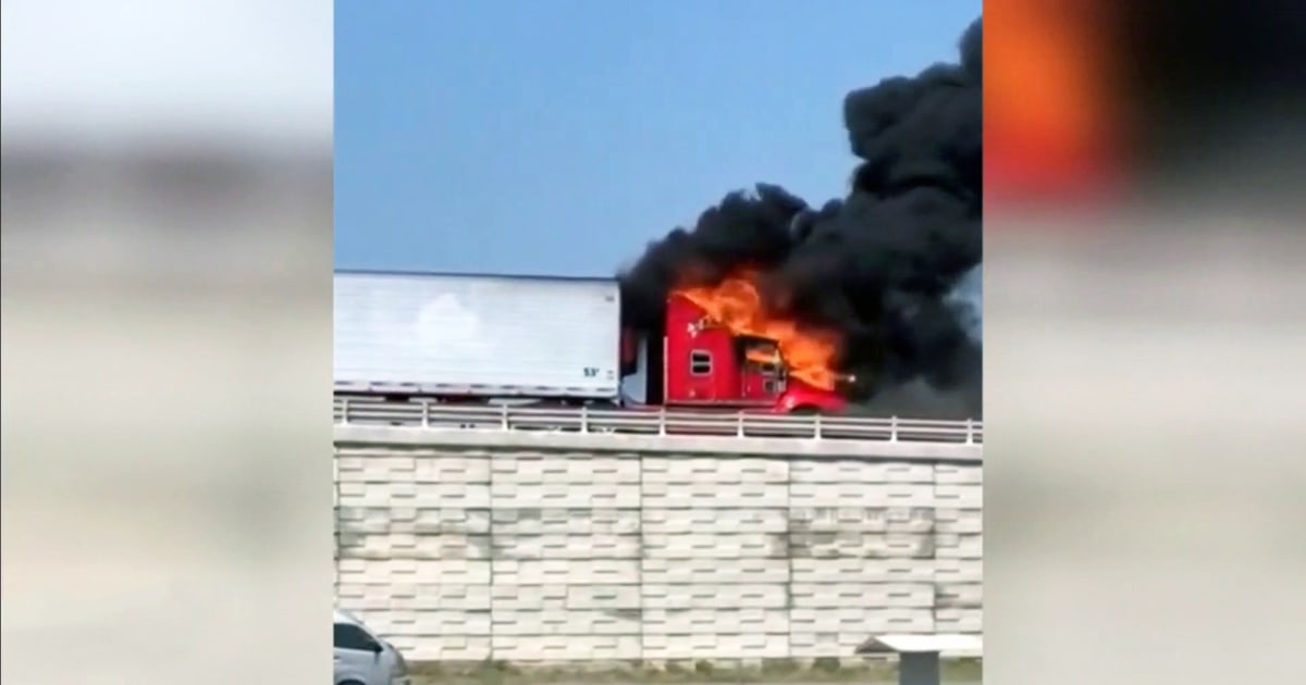 Prenden fuego a camiones de carga durante un bloqueo en Tamaulipas