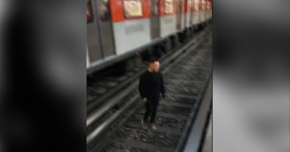 Joven salta a las vías del metro para bailar y provoca retrasos en el ...