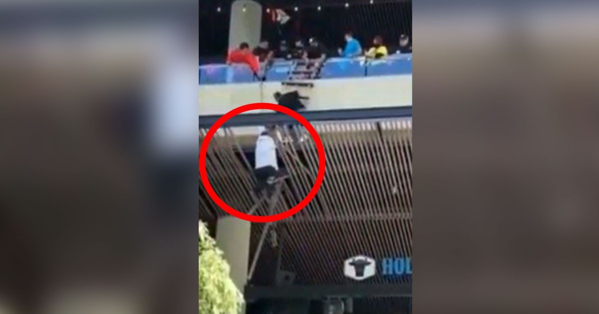 Sujeto cae desde el tercer piso de un centro comercial en Nuevo León