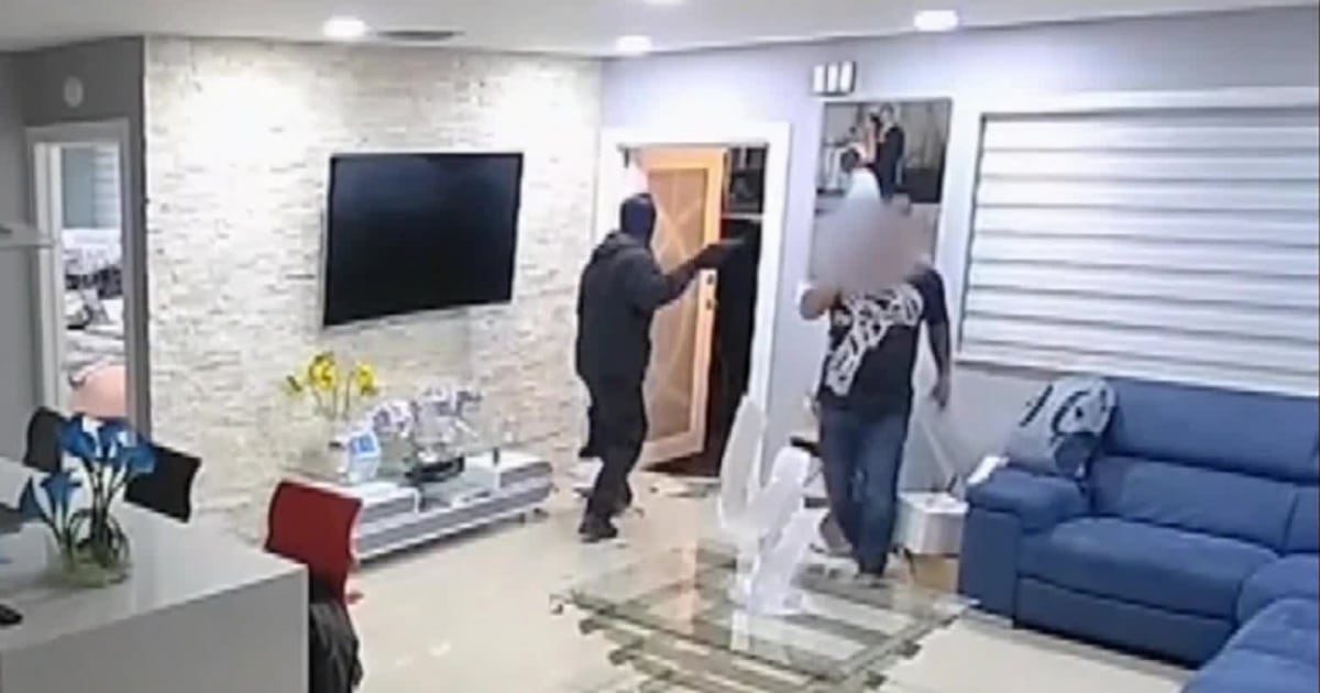 Delincuentes asaltan a una pareja en la puerta de su propia casa en Miami