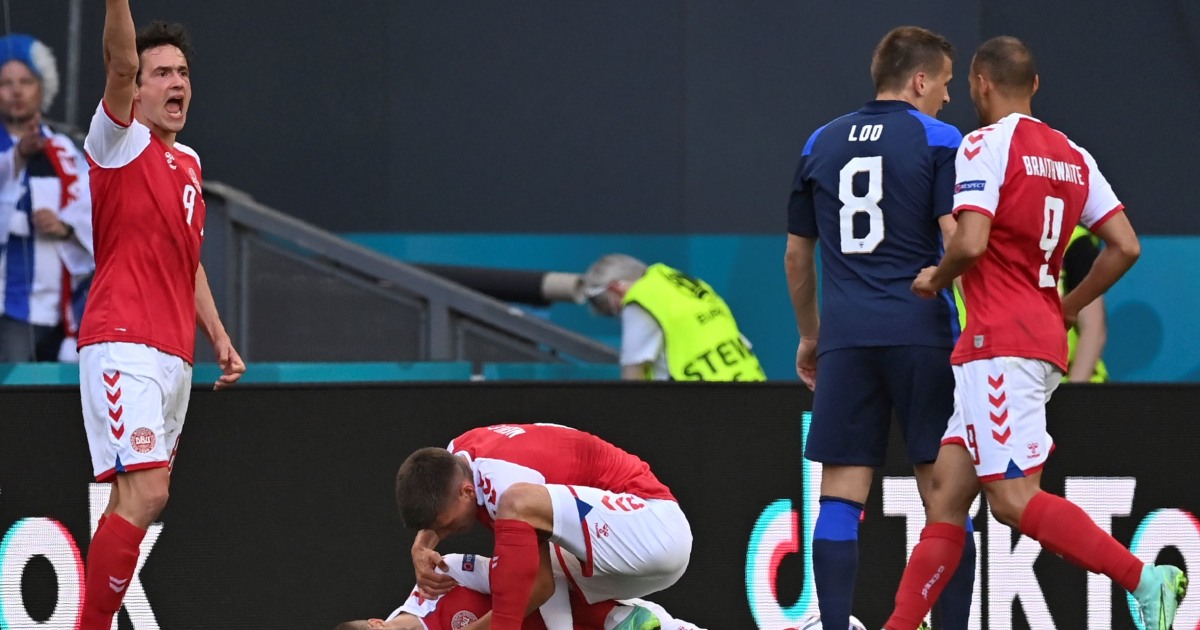 Image accompanying El futbolista danés Christian Eriksen se desvaneció en el campo después de haber recibido la vacuna del COVID-19.